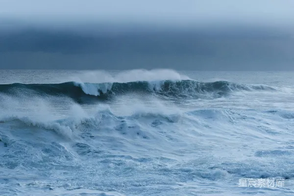 高清摄影 海浪拍打在岸边