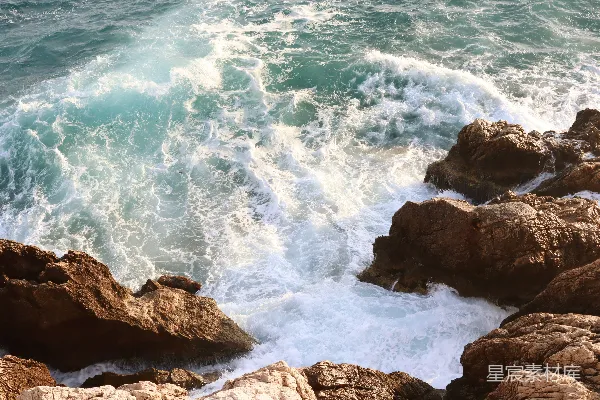 高清摄影 岩石嶙峋的海边，浪花拍打