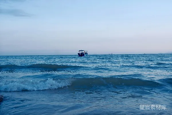 高清摄影 海中间的一叶小舟