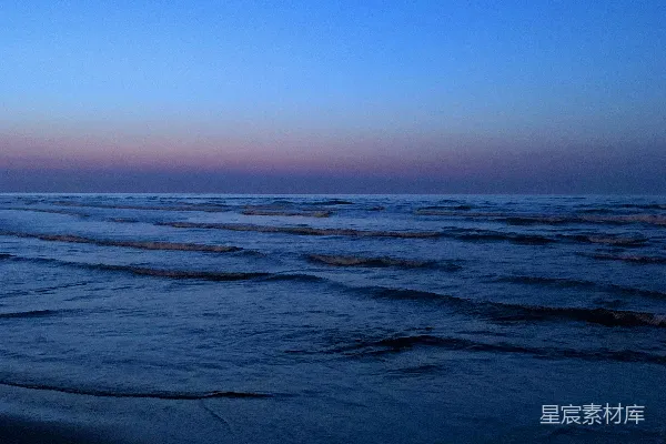 高清摄影 海边行人于日落时分漫步