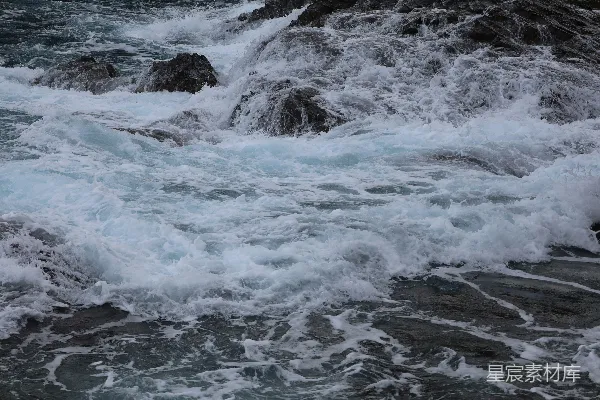 高清摄影 海浪在汹涌的大洋中拍打岩石。