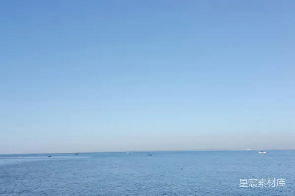 高清摄影 白天蓝天下一片蓝色海洋