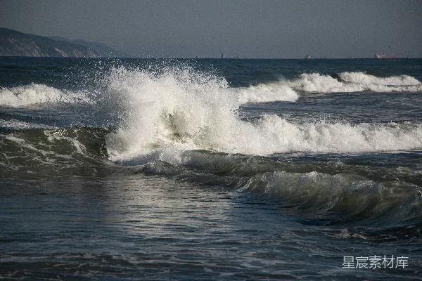 高清摄影 一个骑手站在冲浪板上 surfing atop a wave