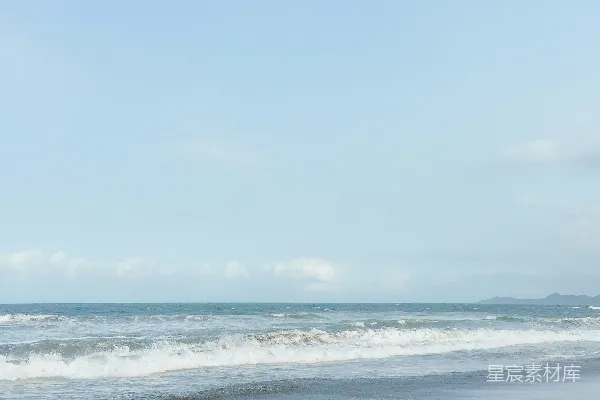 高清摄影 海边一个人拿着冲浪板散步