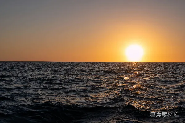 高清摄影 夕阳西下，映照着海洋水面。