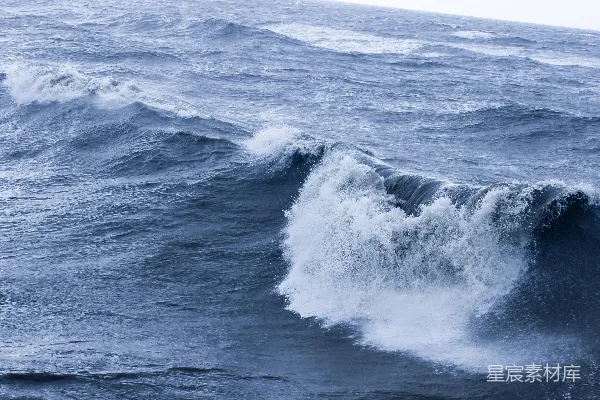 高清摄影 白天海浪拍打着海岸