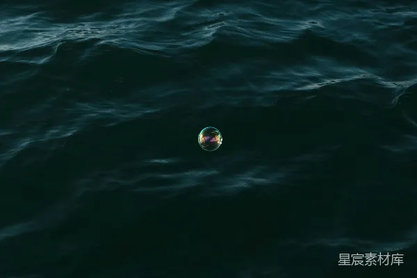 高清摄影 水面漂浮的一个小物体
