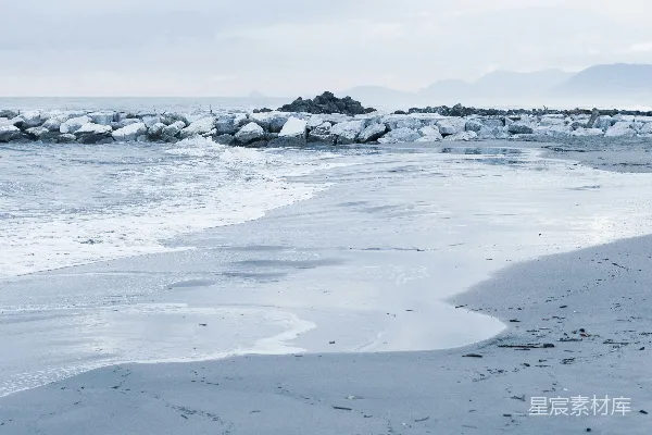 高清摄影 海浪在白天拍打海岸