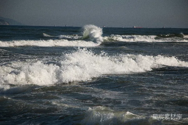 高清摄影 海浪正在沙滩上拍打