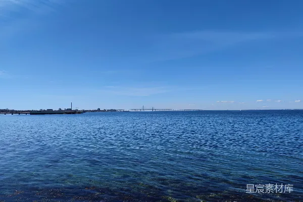 高清摄影 一片广阔的水域坐落在蓝天之下