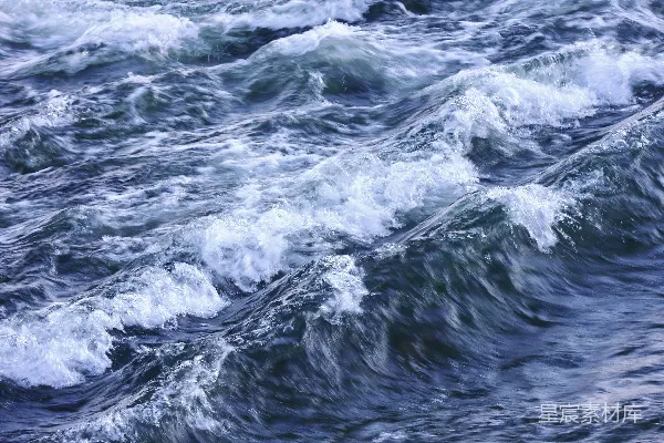 高清摄影 粗糙的海浪带着白色的泡沫