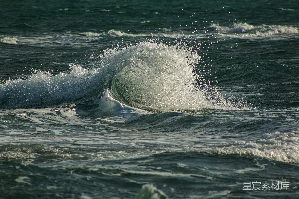高清摄影 一个骑手站在冲浪板上 surfing atop a wave