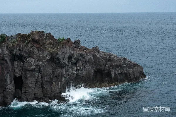 高清摄影 海洋中的一块岩崖突出物