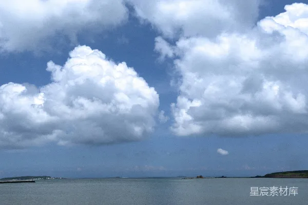高清摄影 一片广阔水域在云遮雾绕的蔚蓝天空下