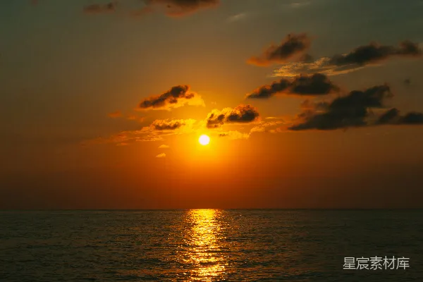 高清摄影 阴天的某一天，夕阳落下海面。