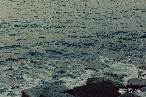 高清摄影 粗糙的石坝面对宁静的海浪