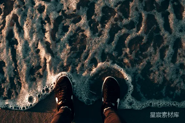高清摄影 海边一个站在沙滩上的人