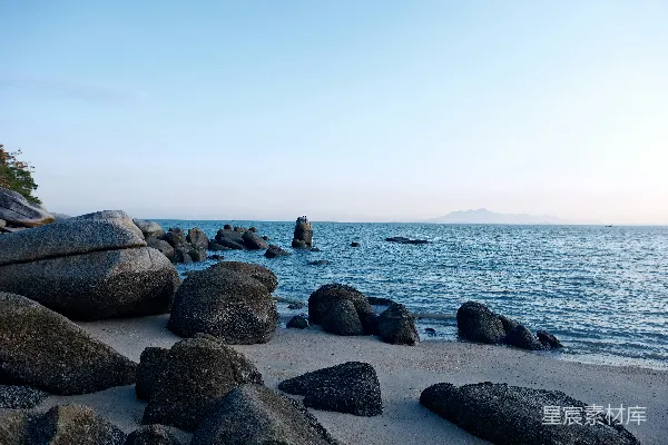 高清摄影 一块有大岩石的海滩以及一片水域