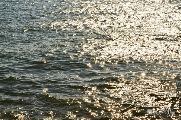 高清摄影 水面上一个骑着冲浪板的人