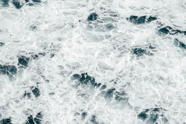 高清摄影 一个男人骑在波浪顶部的冲浪板上