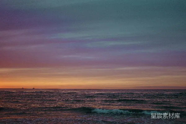 高清摄影 夕阳下海浪拍打在岸边