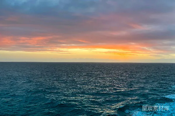 高清摄影 夕阳下的平静海洋