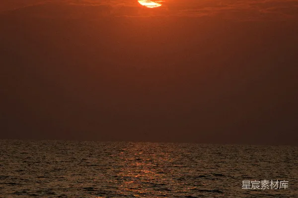 高清摄影 cloudy日子，夕阳映照着海面