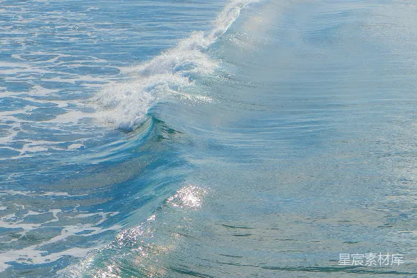 高清摄影 海滩旁边一大片水域