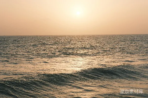 高清摄影 夕阳下的海浪轻拂。