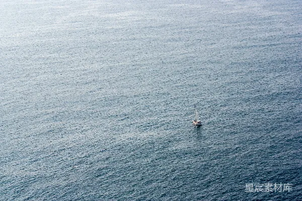 高清摄影 白天白船在蓝海上