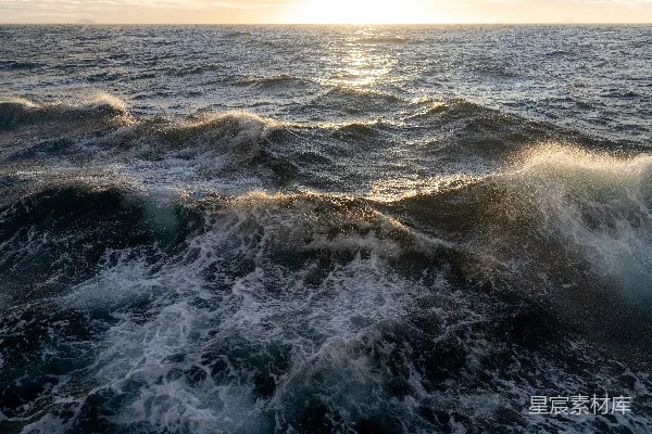 高清摄影 粗糙的海浪在明亮而朦胧的太阳下