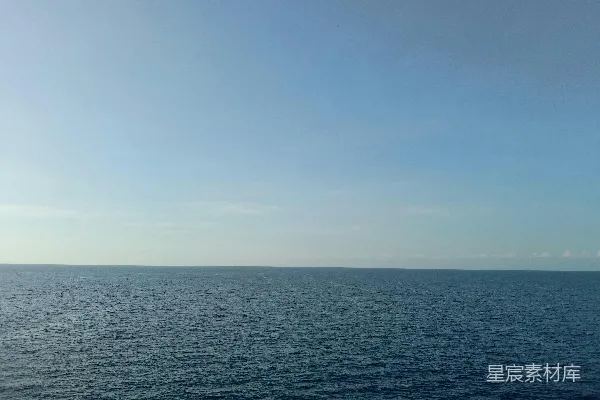 高清摄影 一片广阔的水面坐落在蓝天之下。