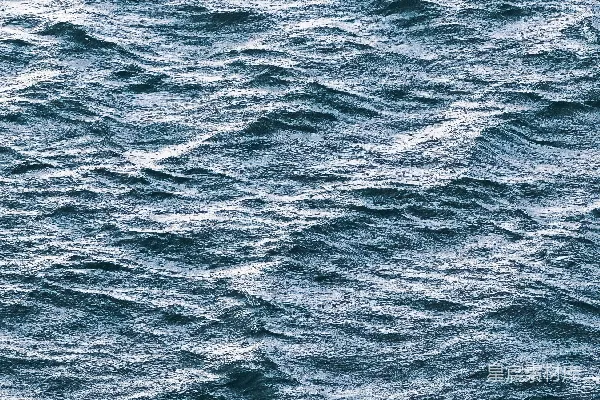 高清摄影 画面描绘了一片水域。