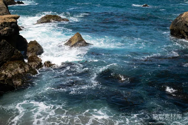 高清摄影 海浪拍打着岩石。