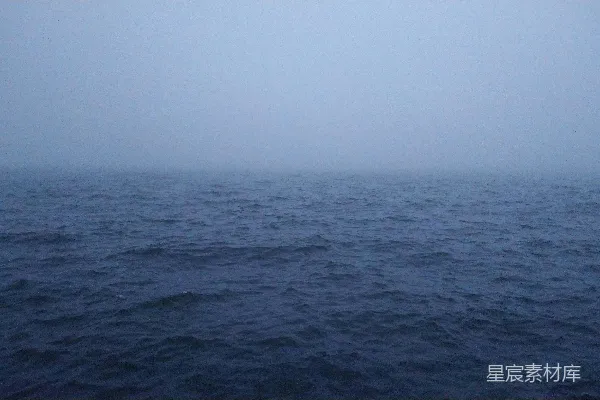 高清摄影 雾天暗海波涛