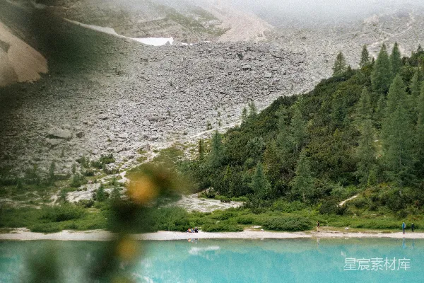高清摄影 一片被山和树环绕的蓝色湖泊