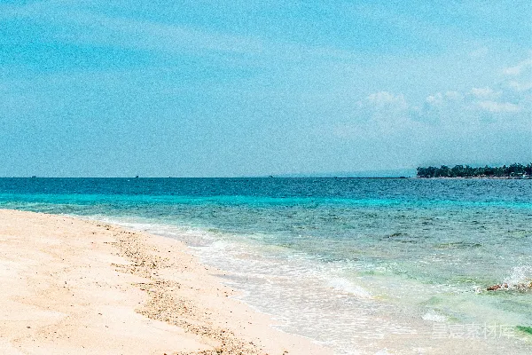 高清摄影 海边蓝天下一片沙丘的沙滩