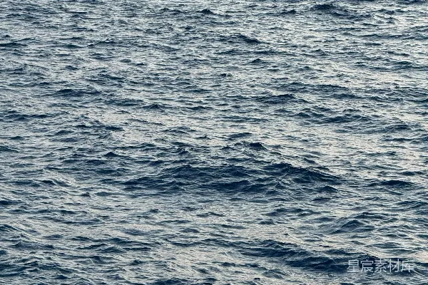 高清摄影 一艘船漂浮在一大片水面上
