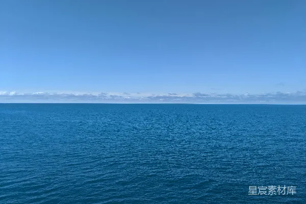 高清摄影 一片广阔水域静卧于蓝天之下