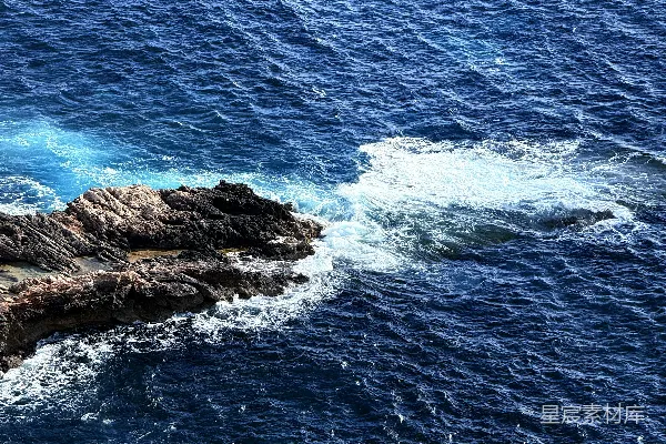 高清摄影 几艘船漂浮在一片水面上