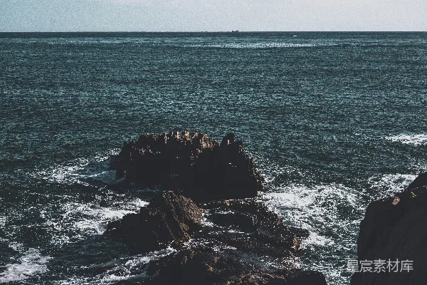 高清摄影 白天海边的棕色岩层
