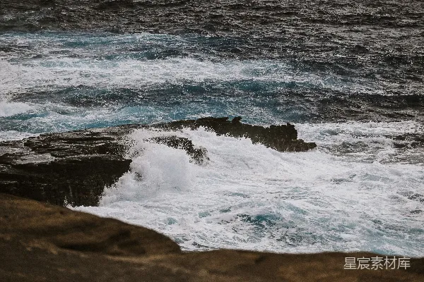 高清摄影 海浪撞击着黑暗而崎岖的岩石。