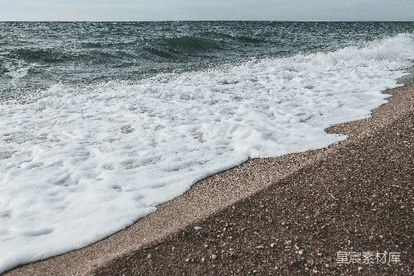 高清摄影 海浪在白天拍打海岸