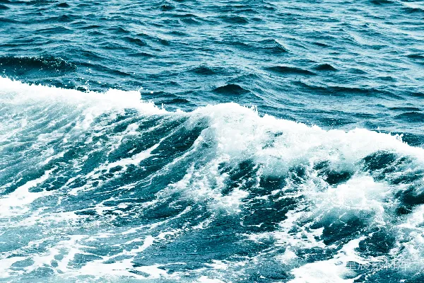 高清摄影 晴朗天空下 crashing 的海洋波浪。