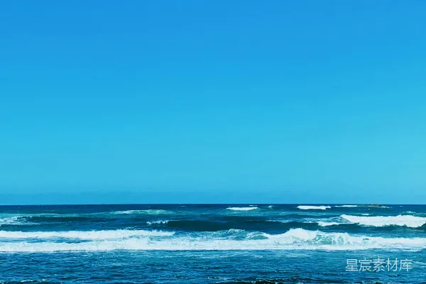 高清摄影 蓝色天空下的海浪