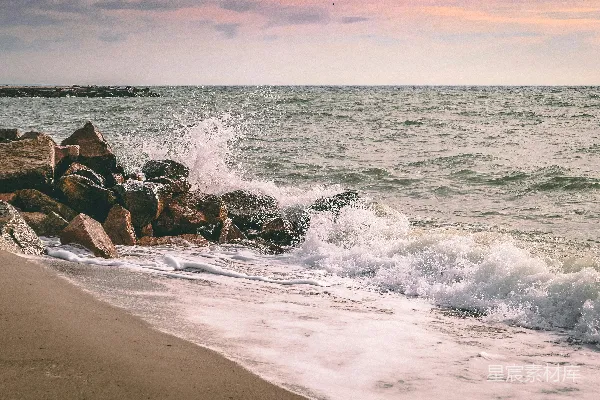 高清摄影 海浪在白天拍击着岸边