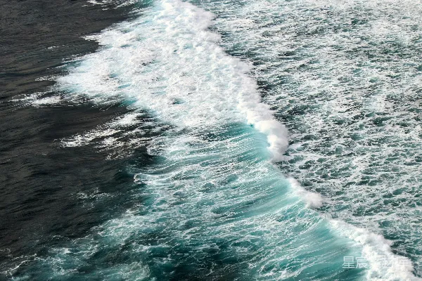 高清摄影 海浪在海洋中拍击。