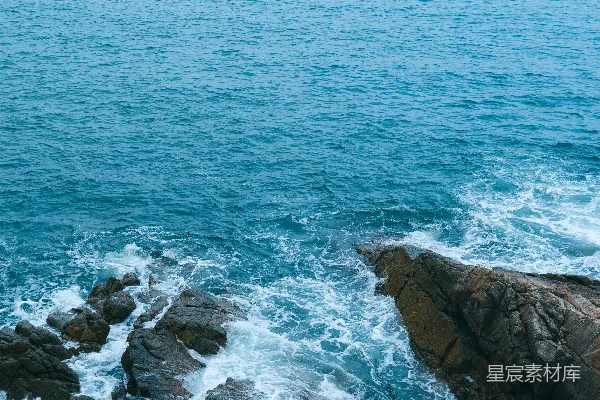 高清摄影 波涛汹涌的岩石海岸