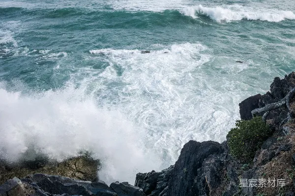 高清摄影 一个男人站在海边 cliffs 的顶部。
