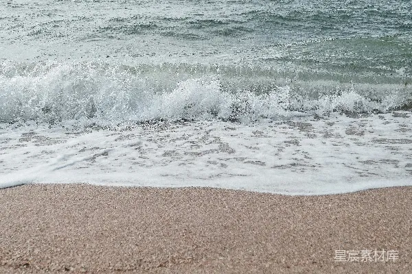 高清摄影 海浪在白天拍击海岸